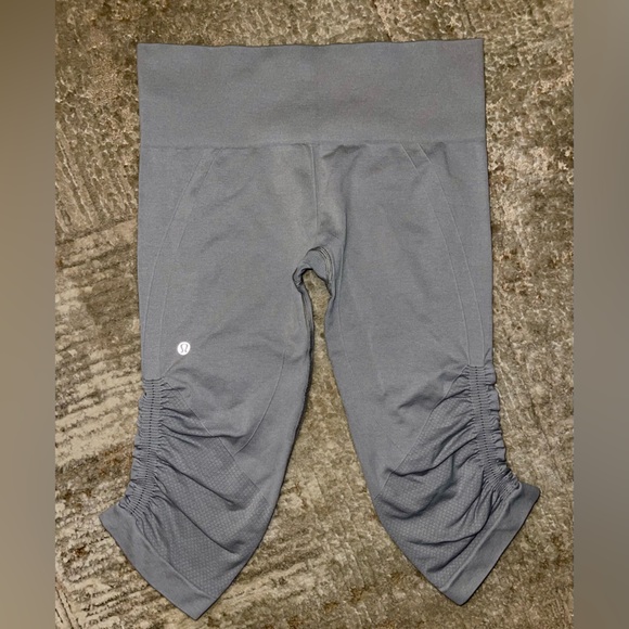 LIKE NEW 𝐋𝐔𝐋𝐔𝐋𝐄𝐌𝐎𝐍 seamless capri legging - Picture 5 of 10